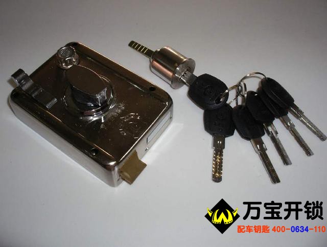 其實防盜門經(jīng)開鎖公司開鎖后,一般不需要換鎖?,F(xiàn)在的開鎖公司在開業(yè)前要上報公安機關(guān)備案、審批的正規(guī)機構(gòu),其正常開展業(yè)務(也就是開鎖)是安全守法的行為,不會出現(xiàn)人們擔心的事情。再說開鎖公司開鎖并不需要用鎖匙,而是用特殊的器具。每天都有丟了鎖匙請開鎖公司開鎖的,卻沒有因此失竊,可見開鎖公司是可靠的,不必過慮。若果實在不放心,可以把鎖換了。 其實防盜門經(jīng)開鎖公司開鎖后,一般不需要換鎖?,F(xiàn)在的開鎖公司在開業(yè)前要上報公安機關(guān)備案、審批的正規(guī)機構(gòu),其正常開展業(yè)務(也就是開鎖)是安全守法的行為,不會出現(xiàn)人們擔心的事情。再說開鎖公司開鎖并不需要用鎖匙,而是用特殊的器具。每天都有丟了鎖匙請開鎖公司開鎖的,卻沒有因此失竊,可見開鎖公司是可靠的,不必過慮。若果實在不放心,可以把鎖換了。