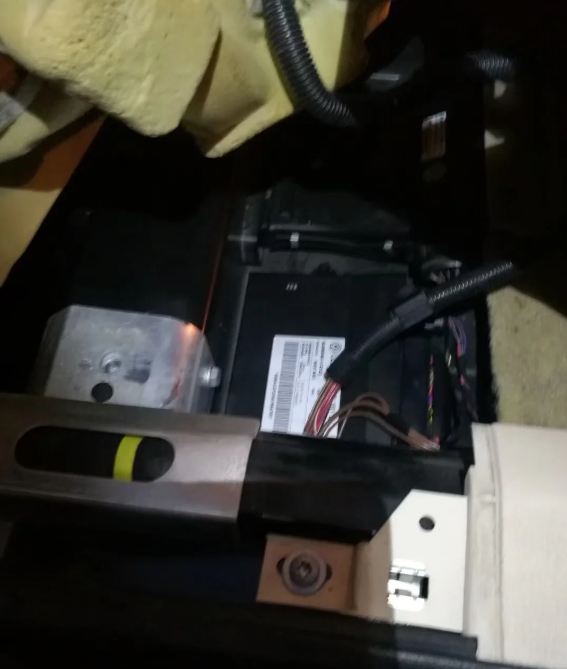 10年奧迪A8L汽車鑰匙全丟配鑰匙，萊蕪?qiáng)W迪配鑰匙開汽車鎖
