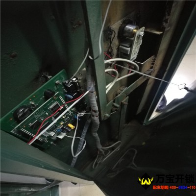 開啟某局密碼盤加指紋識(shí)別保險(xiǎn)柜