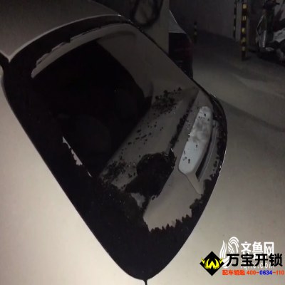 2分鐘盜竊現(xiàn)場(chǎng)全記錄丨男子凌晨持手電筒砸奔馳車盜走iPhone