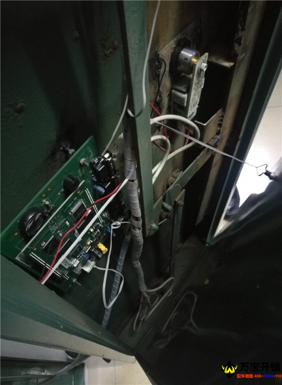 開(kāi)啟某局密碼盤(pán)加指紋識(shí)別保險(xiǎn)柜