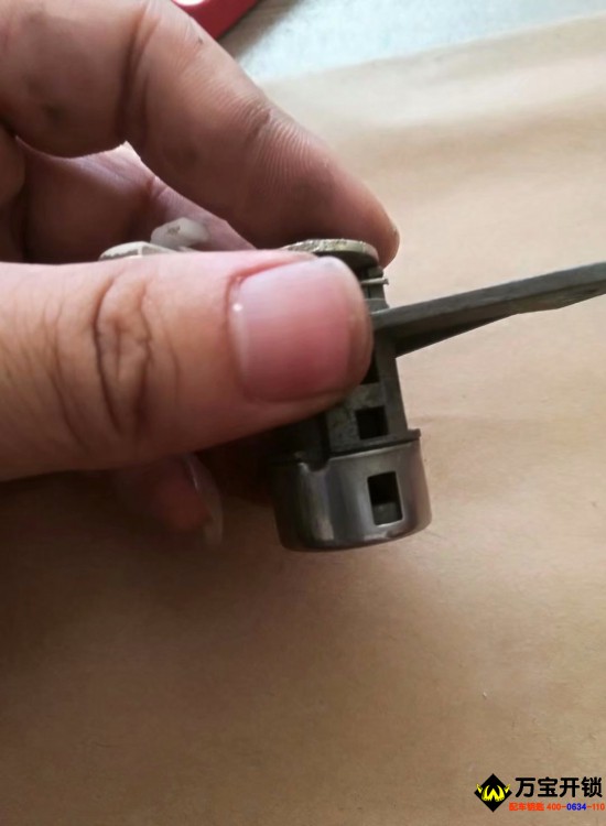 萊蕪別克凱越被撬車門鎖修復(fù)加配別克凱越汽車鑰匙，萊蕪修汽車鎖，萊蕪修別克鎖，